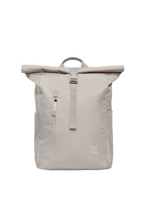 Zaino grigio chiaro con chiusura a risvolto, cinghia frontale con fibbia, tasca verticale con cerniera, tasche laterali, maniglia superiore e logo "GOT BAG" nella parte inferiore frontale.
