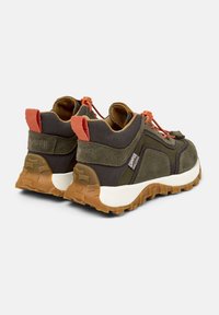 Grüne und schwarze Wildlederschuhe für den Sport mit orangen Akzenten, strukturierten Schnürsenkeln und einer weißen Zwischensohle. Verfügt über eine robuste Gummisohle für optimale Griffigkeit.
