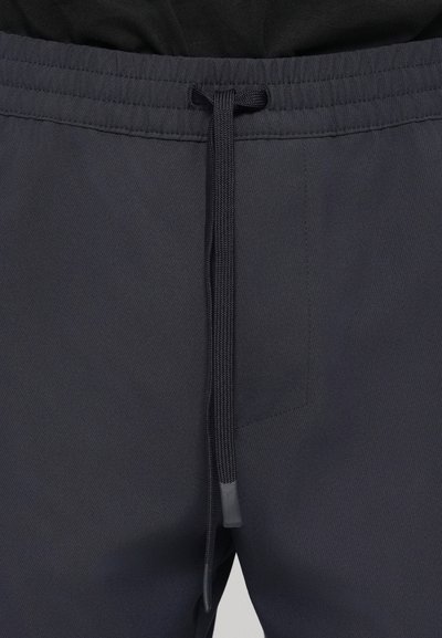 Pantalones cortos azul marino con cintura elástica y cordón. Fabricados con una tela ligera y suave que cuenta con un bolsillo lateral y un diseño minimalista.