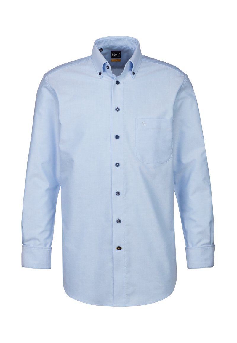 Camicia azzurro chiaro a maniche lunghe con colletto a punta, dotata di una tasca frontale, bottoni scuri e una texture in cotone liscia.