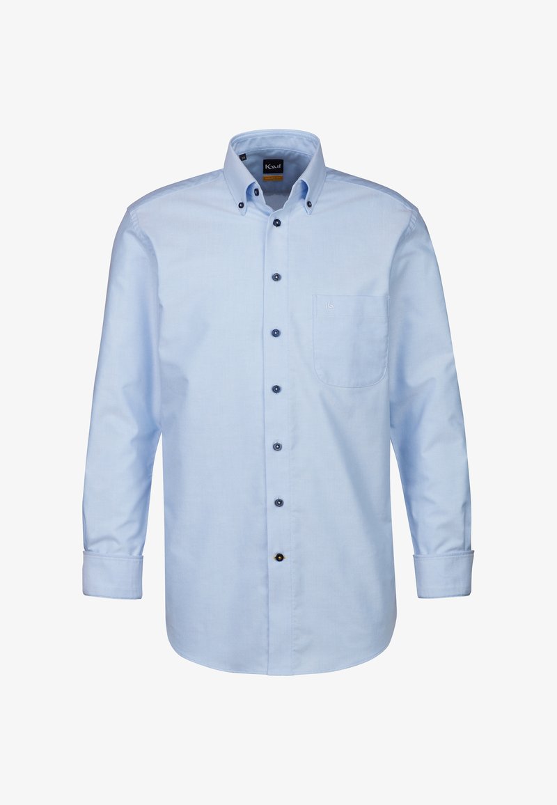Camicia azzurro chiaro a maniche lunghe con colletto a punta, dotata di una tasca frontale, bottoni scuri e una texture in cotone liscia.