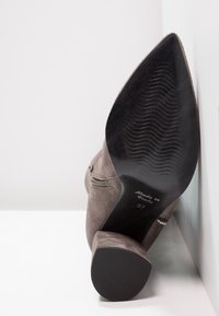 MAI PIÙ SENZA Botas de tacón - grey