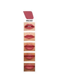 Rouge à lèvres liquide mat en "Ringleader", présenté en un échantillon au-dessus de six looks de lèvres, mettant en avant des intensités variées d'une teinte rose. 