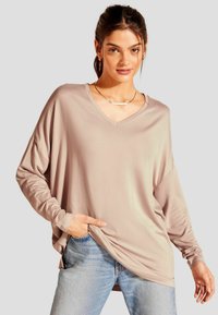 Friends Like These V NECK SUPER -REGULAR FIT - Langarmshirt - mink brown