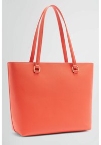 Borsa tote in corallo con doppi manici, realizzata in materiale sintetico testurizzato. Forma rettangolare con decorazioni minime, impreziosita da dettagli dorati.
