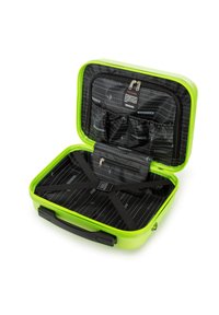 Twarda walizka w jasnozielonym kolorze z teksturowaną powierzchnią. Wnętrze wykończone czarną podszewką z motywem podróżniczym, kieszeniami na zamek błyskawiczny i paskami kompresyjnymi.