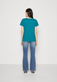 Guess 1981 CRYSTAL EASY TEE - Marškinėliai su spaudiniu - capri lake