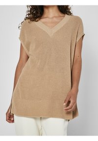 Beige pletený top bez rukávů s V-výstřihem, krátkými rukávy a volným střihem. Má texturovanou látku a postranní rozparky na lemu.