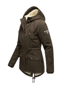 Veste d'hiver marron à capuche avec doublure en polaire, fermeture éclair frontale, cordons de taille réglables, poches à rabat et texte de marque sur la manche gauche.