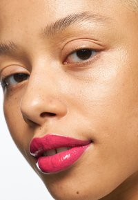 NYX Professional Makeup SHINE LOUD HIGH PIGMENT LIP SHINE - Läppglans - lead everything