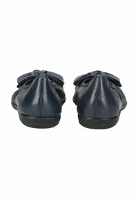 Námořnicky modré baleríny z kůže s texturovaným povrchem. Kulatá špička, nízká černá gumová podrážka a ozdobná mašle na přední části.