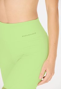 Gröna högmidjade leggings i stretchigt material, med en mjuk yta och subtilt "ENDURANCE"-logotyp på midjebandet.