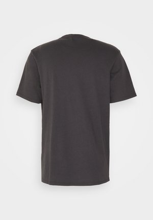 Schlichtes schwarzes Baumwoll-T-Shirt mit kurzen Ärmeln, von hinten vor weißem Hintergrund dargestellt.
