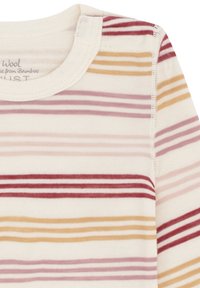 Langärmliges Babyshirt mit cremefarbener Basis und horizontalen Streifen in Rot, Pink und Senfgelb, aus Bambuswolle gefertigt.