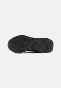 Semelle de chaussure noire avec un motif de bande de roulement texturé comportant des lignes courbes au centre et des crampons carrés aux zones du talon et des orteils.
