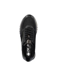 Sneaker nero caratterizzato da un mix di materiali in pelle e tessuto, punta rotonda, chiusura con lacci e dettaglio con zip laterale.