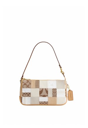 Petit sac à main rectangulaire patchwork dans des tons beige, blanc et marron clair avec une sangle courte en cuir marron et une étiquette avec le logo Coach.
