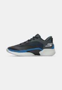 Chaussure de sport pour hommes avec une tige noire, des accents bleus, des panneaux texturés, un système de laçage et une semelle blanche rembourrée.