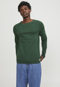 Jack & Jones - JJEHILL CREW NECK NOOS - Strickpullover - dark green Thumbnail-Bild 1