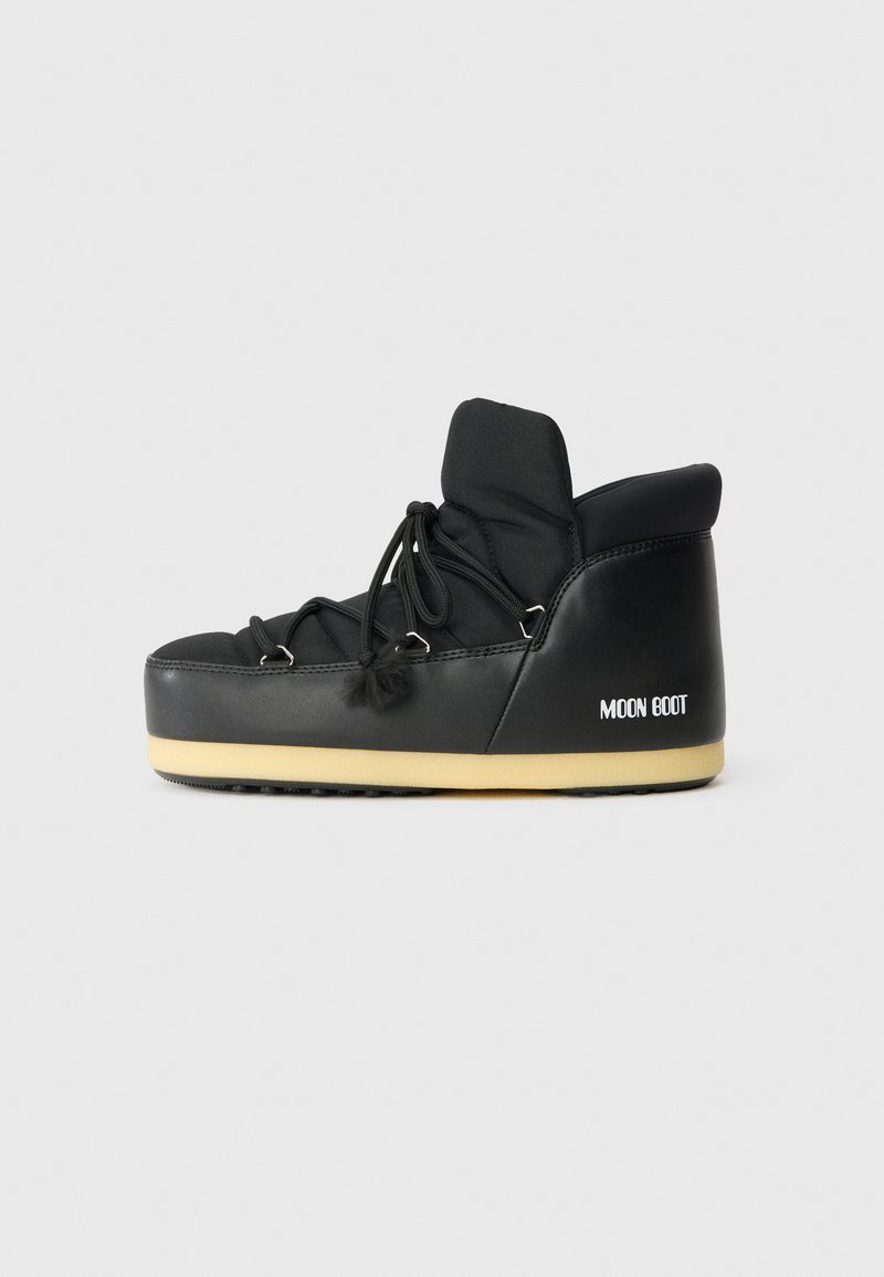 Botină de iarnă Black Moon Boot cu parte superioară căptușită, talpă groasă bej, șireturi în față și branding "Moon Boot" pe partea călcâiului.
