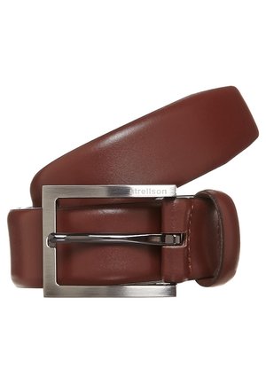 Brązowy skórzany pasek z prostokątną srebrną sprzączką z grawerem "Strellson", zwinięty na białym tle.
