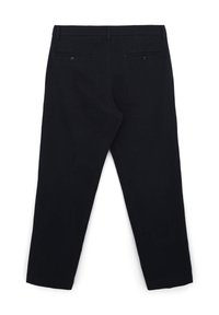 Schwarze Baumwollhose mit geradem Bein-Design, ausgestattet mit zwei hinteren Taschen mit Knopfverschluss. Glatte Textur und klare Linien.