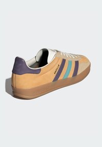 adidas Originals GAZELLE INDOOR - Tossud - glow orange shadow violet off white