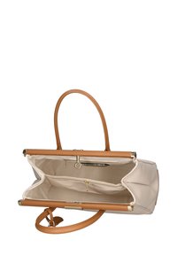 Borsa beige con un design strutturato, dotata di manici in pelle beige e un gancio sicuro. Interno foderato in tessuto beige e presenta una tasca con zip.