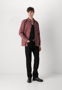 Barbour DEWSBURY GARMENT DYED OVERSHIRT - Könnyű dzseki - desert clay