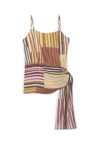 Haut sans manches avec fines bretelles, présentant un patchwork de rayures verticales et horizontales en moutarde, bordeaux, beige et noir, avec un tissu drapé sur un côté.