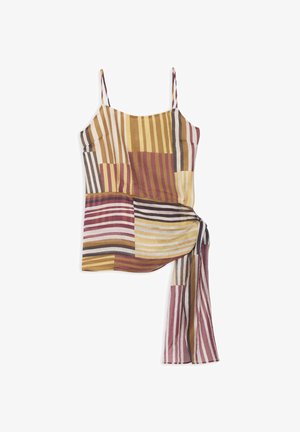 Haut sans manches avec fines bretelles, présentant un patchwork de rayures verticales et horizontales en moutarde, bordeaux, beige et noir, avec un tissu drapé sur un côté.