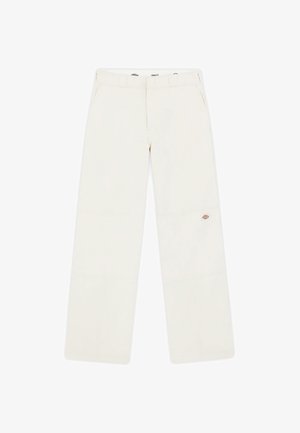 Luźne białe spodnie wykonane z tkaniny o subtelnej teksturze. Zawierają logo w pobliżu dołu i prosty, prostoliniowy krój nogawek.