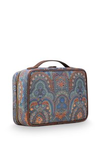 Rechthoekige reisdoos met een kleurrijk bloemen-paisley ontwerp in blauw, oranje en groen, met bruine handvatten en een ritsluiting.