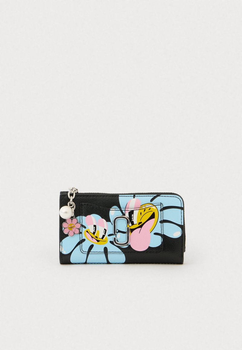 Portafoglio nero con facce di fiori cartoon blu e gialli, fibbia argentata e charm attaccato con un fiore rosa e una perla bianca.