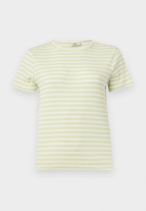 Camiseta de manga corta acanalada con rayas horizontales verde claro y blancas, con cuello redondo, sobre un fondo liso.