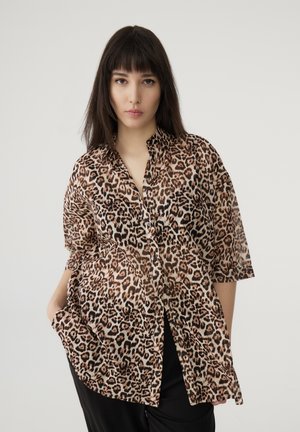 Camicia a maniche corte con stampa leopardata in tessuto leggero, caratterizzata da un colletto, una vestibilità ampia e tasche laterali.