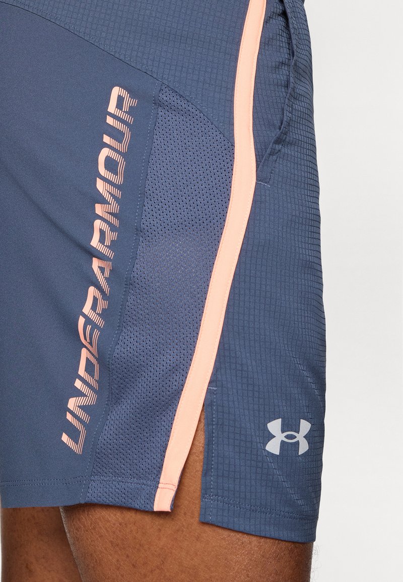 Marineblaue Sportshorts mit Netzpaneelen, hellrosa seitlichen Akzenten, Logo in Hellgrau und texturiertem Stoff für Atmungsaktivität.
