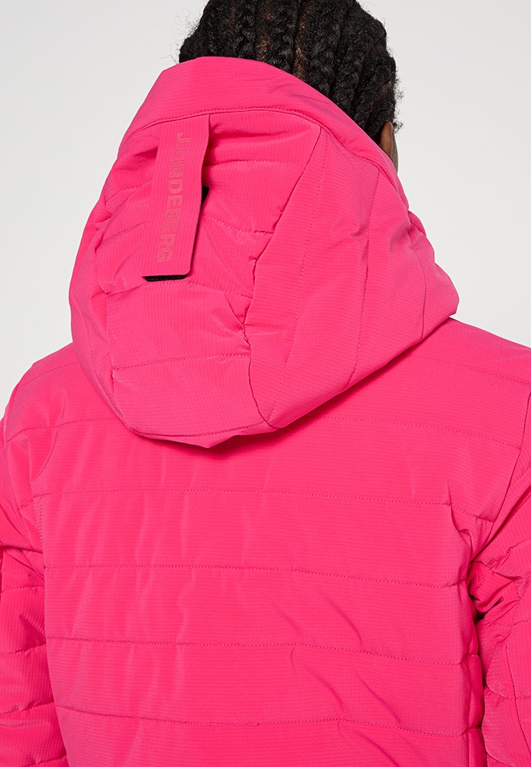 Helle rosa Steppjacke mit gestepptem Design und Kapuze. Verfügt über ein Markenetikett auf der Rückseite und einen glatten, strukturierten Stoff.