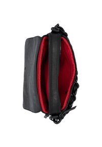 Sac en cuir noir avec intérieur en tissu rouge, doté d'une fermeture éclair et de détails de sangle tissée. Forme rectangulaire avec un extérieur texturé.