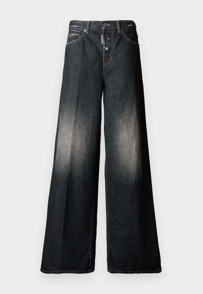 Jeans de pierna ancha en denim oscuro con acentos desgastados. Presentan una cremallera, cinco bolsillos y costuras en contraste. Textura suave, diseño casual.