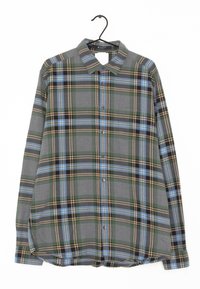 Camicia a maniche lunghe a quadri in grigio, verde, blu e marrone. Presenta un colletto classico, chiusura con bottoni e orlo curvo con una texture morbida.