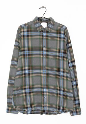Långärmad rutig skjorta i grått, grönt, blått och brunt. Har en klassisk krage, knappstängning fram och en rundad nederkant med en mjuk textur.
