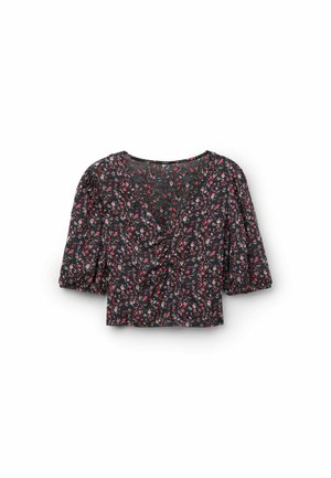 Blusa negra con flores que presenta mangas cortas con volantes, un detalle fruncido en la parte delantera y pequeños patrones de flores rosas y blancas.
