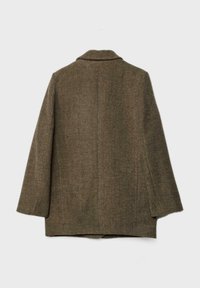Rjav herringbone volnen plašč z izrezanim ovratnikom, dvema stranskima žepoma in ravno silhueto. Zadnji pogled prikazuje šivane detajle.