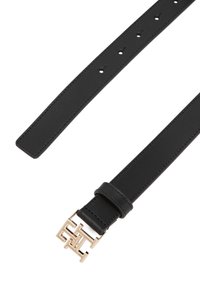 Cintura in pelle nera con finiture in oro e un design unico del logo. Texture liscia con numerosi fori per la regolazione della lunghezza lungo la fibbia.