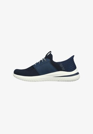 Chaussure de sport marine avec tige en tricot respirant, semelle en caoutchouc et lacets gris clair. Présente un panneau bleu contrastant et une section de talon texturée.