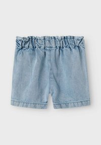 Ljusblå denimshorts med en samlad elastisk midja och en slät yta, med en enkel skärning och rak fåll vid bensluten.