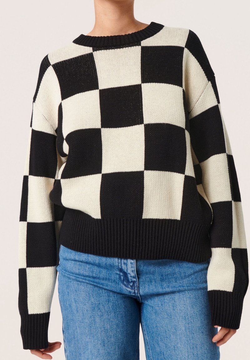 Schwarzer und cremefarbener kariertes Strickpullover mit geripptem Halsausschnitt und Saum, ausgestattet mit herabgesetzten Schulternähten und einer lockeren Passform.
