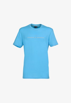 Jasnoniebieski bawełniany t-shirt z krótkimi rękawami, okrągłym dekoltem i minimalistycznym białym logo na piersi. Gładka faktura; luźny krój.