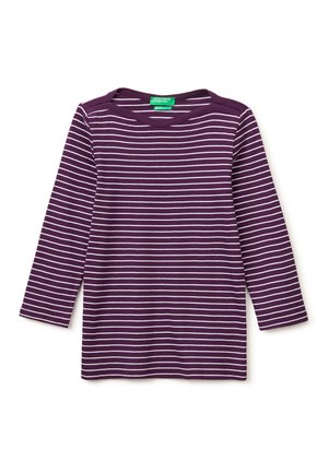 Fioletowa koszula z długim rękawem z białymi poziomymi paskami i okrągłym dekoltem, rozłożona na białym tle.